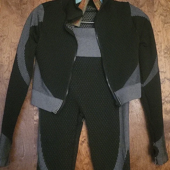 Black & Gray Two-Piece Workout / Yoga - Picture 2 of 9